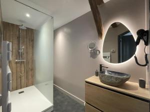 罗克福Le St Vincent的一间带水槽和镜子的浴室