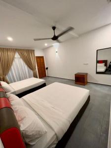 刁曼岛Dumba Bay Tioman的一间卧室配有两张床和吊扇
