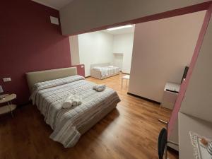 斯培西亚Casa Per Ferie San Giovanni Bosco的一间卧室配有带毛巾的床