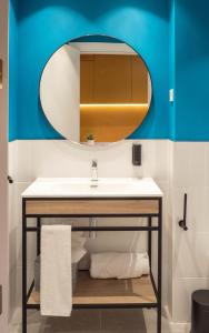 维多利亚-加斯特伊兹Kora Green City - Aparthotel Passivhaus的一间带水槽和镜子的浴室