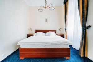 玛丽亚温泉OREA Place Marienbad的一间卧室配有白色床单