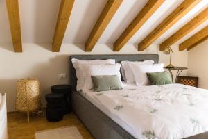 科尔丘拉Villa Mara- Casa Rustica的一间卧室配有一张带白色和绿色枕头的床