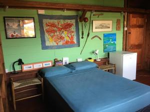 格罗斯岛Large Cottage Rodney Bay 2 bedrooms 2 bathrooms的一间卧室配有蓝色的床和冰箱