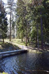 舍夫德Karstorp Säteri – Hotell och Konferens的森林中水体,有船坞