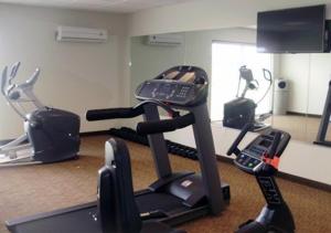 梅里迪恩MainStay Suites Meridian的健身房设有2辆健身自行车和手机