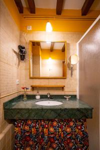 里约克维La Casona de Las Meninas的一间带水槽和镜子的浴室