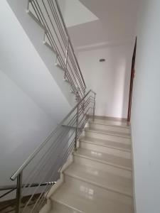 陶里萨诺Gagliardo House的白色建筑中的一套楼梯