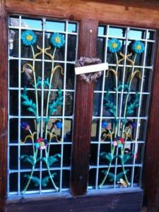 Ciernes-PicatL'Étoile Enchantée的窗户上装有鲜花的彩色玻璃