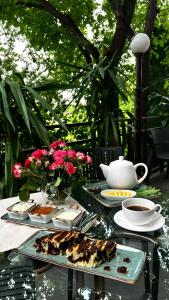 埃里温Olympia Garden Hotel的餐桌,盘子,咖啡