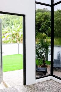 龙运Tanjung Jara Cottage - with indoor pool的客房设有窗户,俯瞰着花园