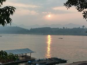 桑卡武里Baan Dongsak River view的水中乘船欣赏河流美景