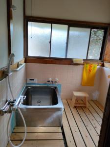 Nishiwada農家古民家ねこざえもん奥屋敷 Nekozaemon-Gest house的带浴缸的浴室和水槽