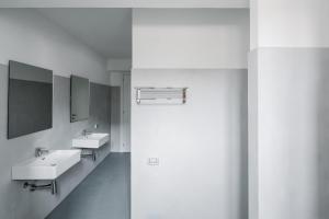 布杰鲁OSTELLO HENRY的浴室设有2个水槽和2面镜子