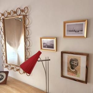 特拉维夫Jaffa Seaside House的镜子和墙上的灯,上面有照片