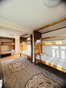 乌兰巴托Summit guest house的带三张双层床和地毯的房间