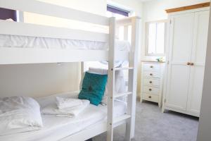 法利The Bay Filey的一间卧室配有两张双层床和蓝色枕头