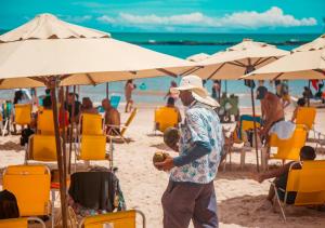 普拉亚弗朗西丝普拉亚多弗朗西斯蓬佛得角酒店的一名男子在海滩上用球站着