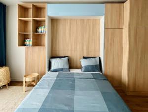 索非亚New Studio - 300m Subway - 10 Mins City Centre的一间卧室配有一张大床和木制橱柜。