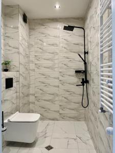 索非亚New Studio - 300m Subway - 10 Mins City Centre的浴室配有白色卫生间和淋浴。