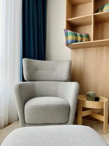 索非亚New Studio - 300m Subway - 10 Mins City Centre的蓝色窗帘的房间的椅子