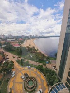 马瑙斯Tropical Executive Flat Vista Incrível para a Orla的从大楼欣赏海滩美景