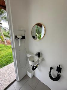 马六甲Beach N Breeze Glamping的一间带水槽和镜子的浴室
