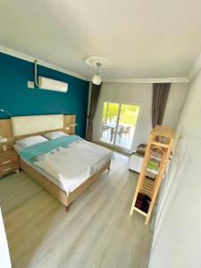 达拉曼Airport Guest House的一间卧室配有一张蓝色墙壁的床