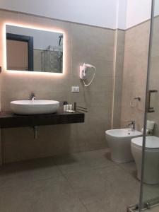 奥特朗托Perla D'Oriente的一间带水槽、卫生间和镜子的浴室