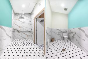 休斯顿La Vyoma Villas, Westpark Hwy 6的浴室两张照片,带卫生间