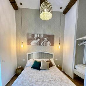 格拉尼亚诺Granoro Gragnano B&B的一间卧室配有一张床和吊灯