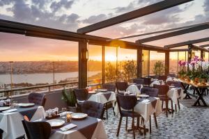 伊斯坦布尔伊斯坦布尔里克斯酒店的一间设有桌椅的景观餐厅