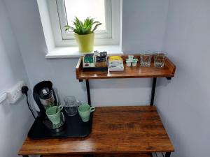绍斯韦尔Southwell Stays的木架,配有咖啡壶和玻璃杯