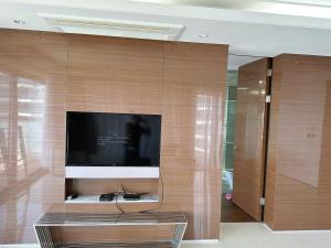 西归浦市Seopjikoji Oceanview Apartment的客厅设有壁挂式平面电视。