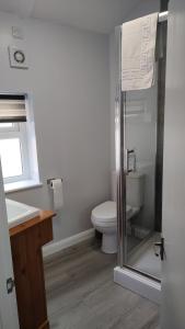 绍斯韦尔Southwell Stays的一间带卫生间和水槽的浴室