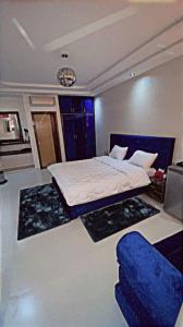 阿加迪尔Riad dar salam的一间卧室配有一张大床和一张蓝色椅子