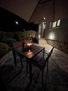 代森扎诺-德尔加达La Mirage的晚间在庭院里摆放着带蜡烛的木桌