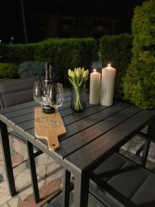 代森扎诺-德尔加达La Mirage的一张桌子,上面放着两把蜡烛,酒杯和鲜花