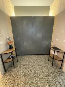 代森扎诺-德尔加达La Mirage的一个大灰色衣柜,在房间里有两个架子