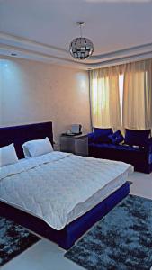 阿加迪尔Riad dar salam的一间卧室配有一张大床和一张沙发