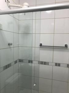 纳塔尔Excelente casa 300m2 em Bairro Nobre perto de tudo的浴室里设有玻璃门淋浴
