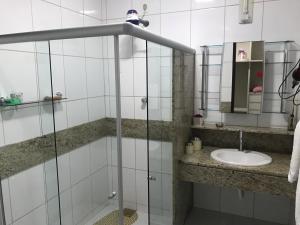 纳塔尔Excelente casa 300m2 em Bairro Nobre perto de tudo的带淋浴和盥洗盆的浴室