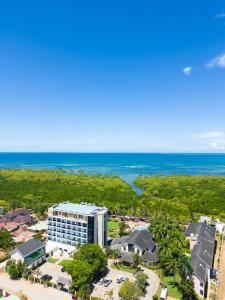 坦噶Tanga Beach Resort & Spa的享有酒店和海洋的空中景致