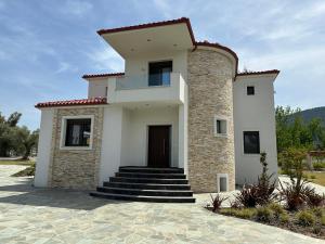 沃尔沃罗Luxury rental villa for 14 people的砖砌的白色小房子