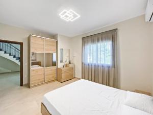 沃尔沃罗Luxury rental villa for 14 people的白色的卧室设有一张大床和一个楼梯