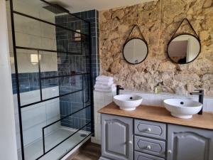 Saint-Amand-JartoudeixBon Chez Nous的一间带两个水槽和玻璃淋浴间的浴室