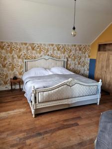 Saint-Amand-JartoudeixBon Chez Nous的卧室配有白色的床