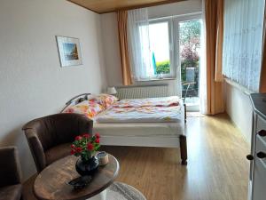 萨斯尼茨Ferienhaus Seeblick的小房间设有一张床和一张桌子