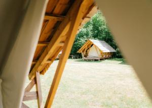 博维茨Adrenaline Check Camping的从客房内可欣赏到帐篷的景色