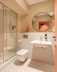 奥尔良La Loge Gogaille - Fernand Rabier - accès autonome的一间带卫生间、水槽和镜子的浴室