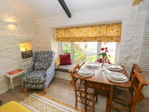 滕比Primrose Cottage的客厅配有桌椅和沙发